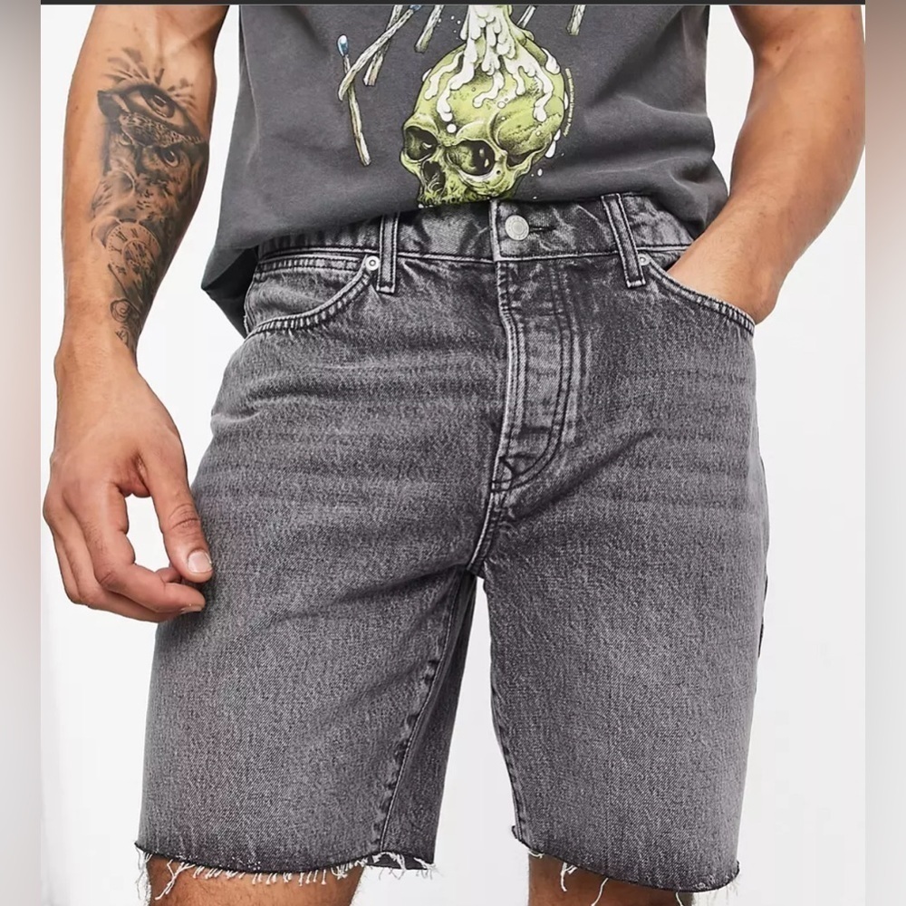 TOPMAN SLIM DENIM BUTTON FLY SHORT IN GREY RAW HEM 28